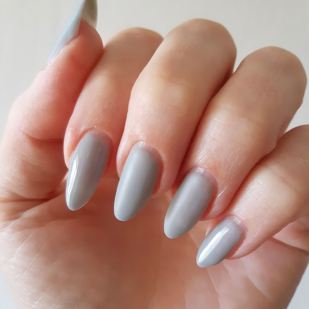3 weeks long lasting light grey gel colour on almond nails with matte top coat on 2 middle nails and glossy top coat on the others for a very chic effect on your nails Shop the shade Winter Chic Gel Polish by Nail Art Bay Australia Gel polish Colours for nail art and nails at home